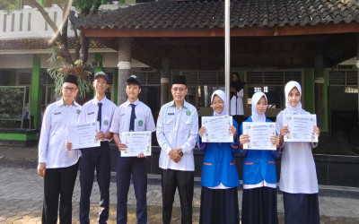 Kepala MTsN 2 Bandung Beri Apresiasi Tim Dokumentasi atas Dedikasi Publikasi Madrasah