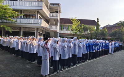 MTsN 2 Kota Bandung Tekankan Pentingnya Adab dalam Upacara Bendera